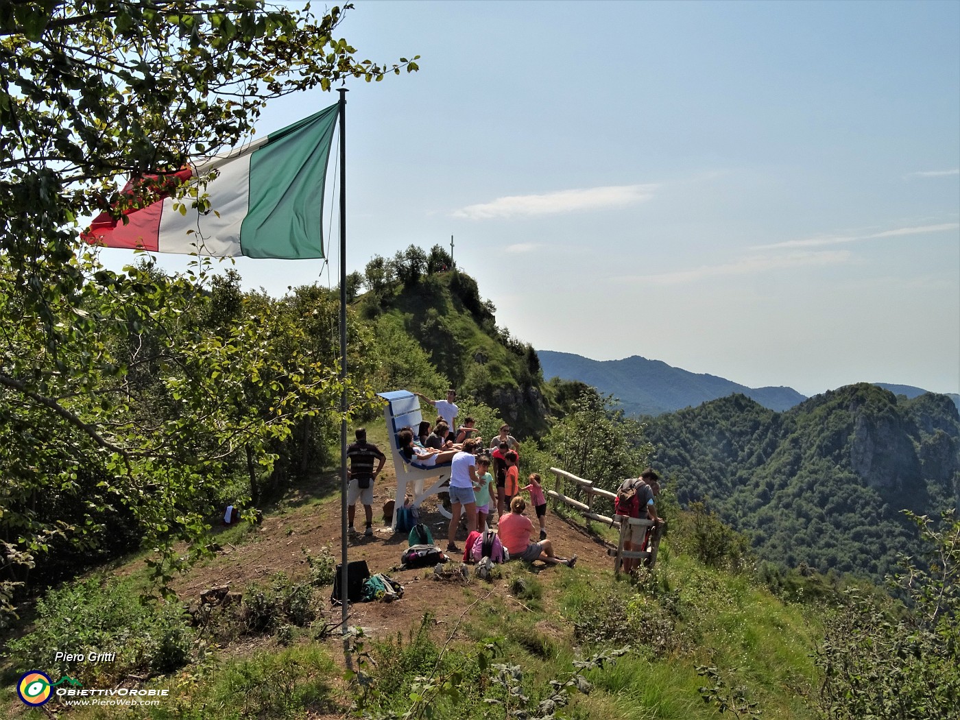 58 Panchina gigante presa d'assalto dai bambini di un gruppo di escursionisti.JPG